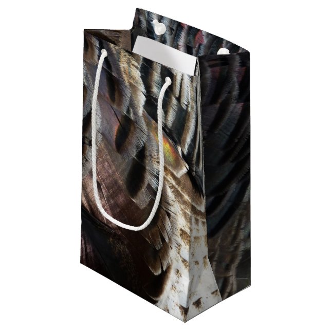 Wild Turkey Feathers I Abstrakt Nature Design Kleine Geschenktüte (Vorderseite Schrägansicht)