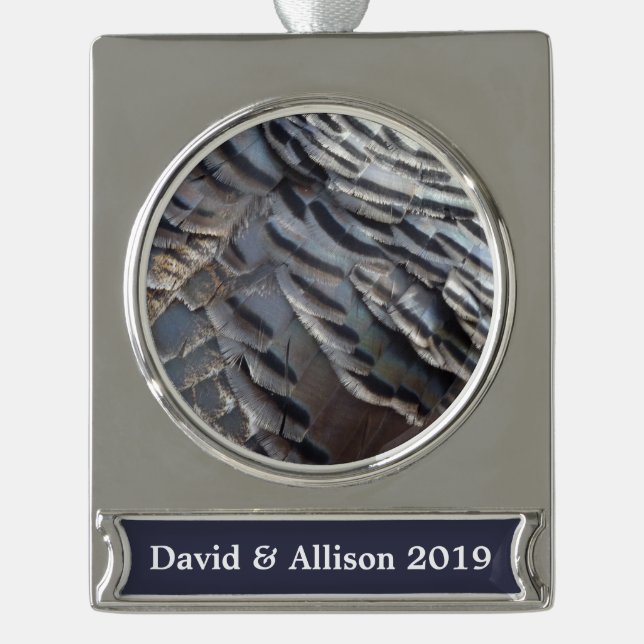 Wild Turkey Feathers II Abstrakte Naturgestaltung Banner-Ornament Silber (Vorderseite)