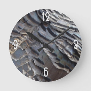 Wild Turkey Feathers II Abstrakte Naturgestaltung Runde Wanduhr