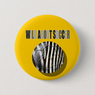 Wild über FußballZebra stripes Fußballgeschenke Button