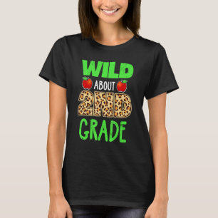 Wild über Leopard Printschullehrer der zweiten Kla T-Shirt