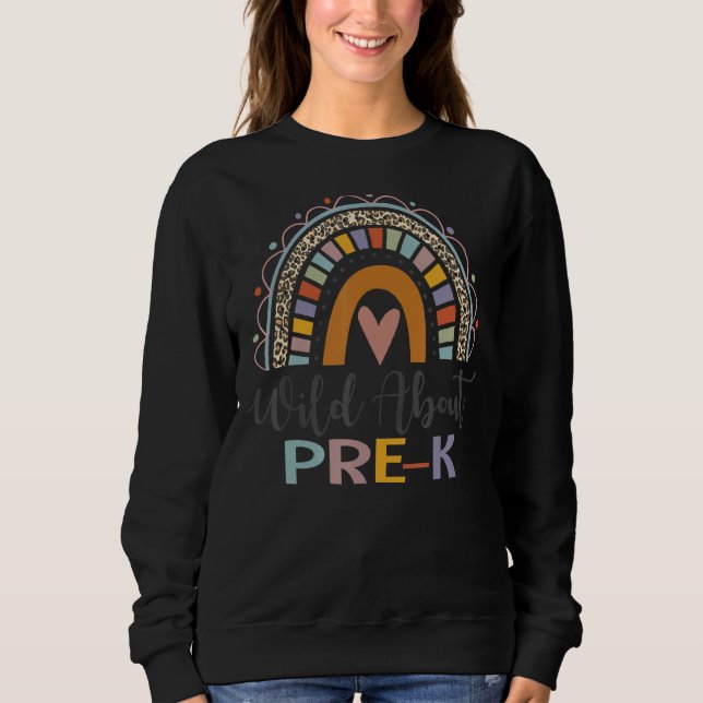 Wild über Pre-K Leopard Boho Regenbogen zurück nac Sweatshirt (Vorderseite)