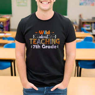 Wild über Unterricht 7. Grade Funny Teacher School T-Shirt