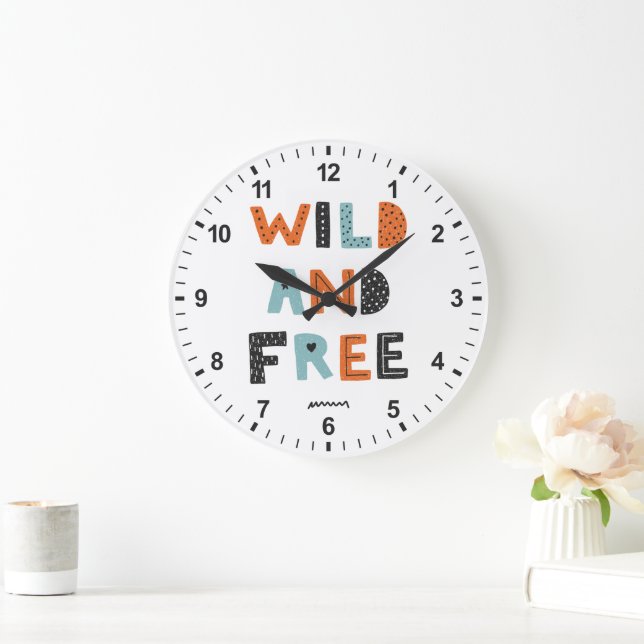 Wild und frei | Doodle Letters Große Wanduhr (Zuhause)