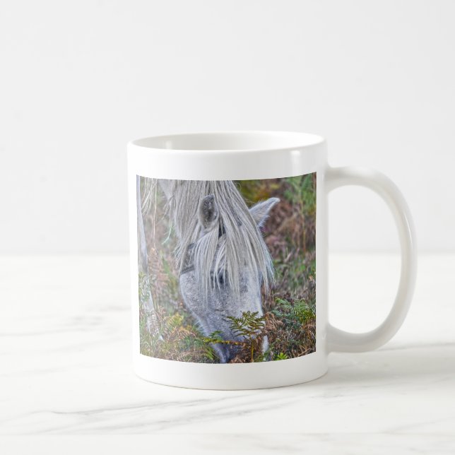 Wild Weiß New Forest Pony Weiden auf Bracken Kaffeetasse (Rechts)