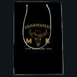 Wild West Cowboy Personalisierte Trauzeugen Monogr Mittlere Geschenktüte<br><div class="desc">Personalisierte Geschenke für Trauzeugen mit alten Western Cowboy Thema. Dekoriert mit Cowboyhut mit Vintagem Western Schriftart. Text- und Hintergrundfarbe können mit dem Design-Tool bearbeitet werden,  um Ihren Bedürfnissen gerecht zu werden. Holen Sie sich dieses individuelles Geschenk für Hochzeiten,  Bachelor-Party,  Verlobungsfeier oder andere besondere Anlässe.</div>