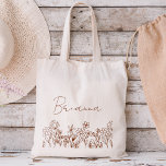 Wildblume Boho Bridesmaid Name Tote Bag Tragetasche<br><div class="desc">Lassen Sie sich mit unserer charmanten Wildblume Boho Bridesmaid Name Tote Bag Ihren Vorschlag für eine Brautjungfrau oder Dankesgestur entgehen! Dieser mit Liebe und aufwändigen Blumenmotiven geschmückte Totbeutel besticht durch die böhmische Eleganz. Jede Tasche ist mit dem Namen Ihrer Brautjungfrau personalisiert und fügt eine durchdachte Touch hinzu, die ihren einzigartigen...</div>