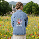 Wildblume Boho Rustic Floral Jeansjacke<br><div class="desc">Feiern Sie stilvoll mit unserer Wildblume Boho Rustic Floral Denim Jacket! Diese atemberaubende Jacke besticht durch ein elegantes Design in der Wildblume und verbindet den bohenhaften Chic mit rustikalem Charme. Ideal für die zukünftige Braut, fügt es Brautpartys, Junggeselinnen-Abschieden oder lässigen Hochzeitsfeiern eine personalisierte Touch hinzu. Aus hochwertigem Denim gefertigt, ist...</div>