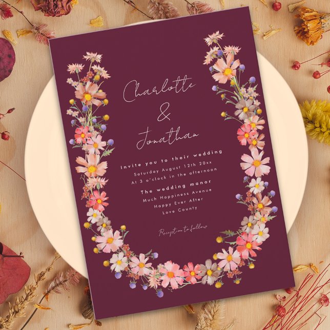 Wildblume Boho Wreath Burgundy Hochzeit im Herbst Einladung (Romantic boho wildflower wreath burgundy fall wedding invitation with whimsical script )