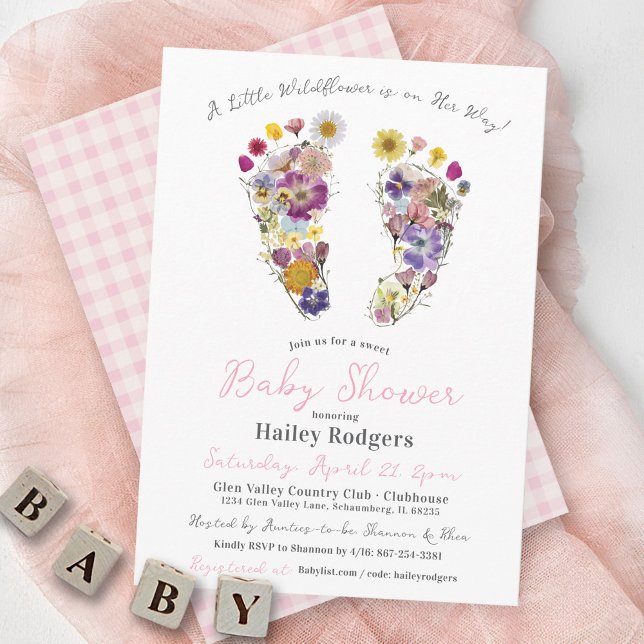Wildblume Footprints Floral Baby Girl Dusche Einladung (A Little Wildflower Is On Her Way Cute Floral Footprints Pink Girl flower Baby Shower Invitation)