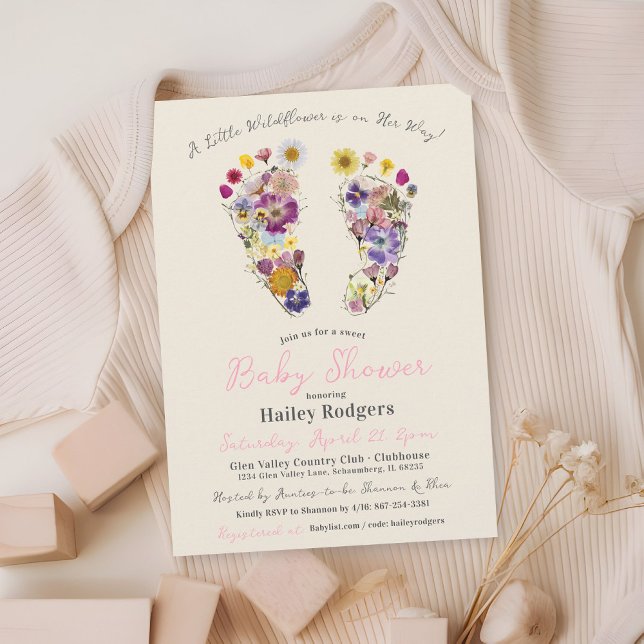 Wildblume Fußabdrücke Beige Baby Girl Dusche Einladung (Little Wildflower Baby in Bloom beige pink gingham floral footprints baby girl shower invitation)