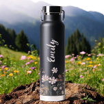 Wildblume Garden Monogram Name Trinkflasche<br><div class="desc">Genießen Sie Ihren Durst stilvoll mit unserer exquisiten Watercolor Wildblume Garden Monogram Name Water Flasche. Diese elegante Flasche ist mit einem atemberaubenden Aquarellgarten gestaltet, der die Schönheit der Wildblume in Erinnerung ruft. Personalisieren Sie Ihre Flasche mit Ihrem Monogramm und Namen, um sie einzigartig zu machen oder erstellen Sie ein nachdenkliches...</div>