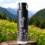 Wildblume Garden Monogram Name Trinkflasche<br><div class="desc">Genießen Sie Ihren Durst stilvoll mit unserer exquisiten Watercolor Wildblume Garden Monogram Name Water Flasche. Diese elegante Flasche ist mit einem atemberaubenden Aquarellgarten gestaltet, der die Schönheit der Wildblume in Erinnerung ruft. Personalisieren Sie Ihre Flasche mit Ihrem Monogramm und Namen, um sie einzigartig zu machen oder erstellen Sie ein nachdenkliches...</div>