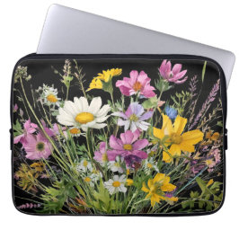 Wildblume in Aquarellfarbe auf schwarzem Hintergru Laptopschutzhülle
