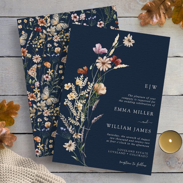 Wildblume Navy Blue Wedding Einladung (Wildflower Navy Blue Wedding Invitation Butterflies on Back by Painted Paperie
)