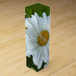 Wildblume Weinkasten für Weißweine Weinkasten Wein-Geschenkverpackung<br><div class="desc">Daisy Wine Box Personalisiert White Daisy Geschenkboxen Jewelry Boxes Keepsakes Garden Blume Fühlt Ihren Namen Hier Sommer Blume Geschenke Weinboxen Maßgeschneiderte Blume Mementos für Männer, Frauen Daisy Blume Wine Boxes Klicken Sie auf "Anpassen", um mehr Text Wählen Sie Schriftart und Custom Colors Personalisierte Wildblume Daisy Wedding Wine Boxes für Friends...</div>