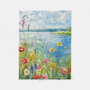 Wildblumen an einem See Fleecedecke