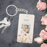 Wildblumen Beige Foto Monogramm Schlüsselanhänger<br><div class="desc">Fügen Sie Ihrem Alltag eine Touch von persönlichem Charme mit unserem Personalisierten Schlüsselanhänger Floral hinzu. Dieser Schlüsselanhänger mit einem zauberhaften rosa Hintergrund, der mit Wildblumen aus einer Sommerwiese geschmückt ist, ist genauso schön wie praktisch. Ideal, um Ihre Schlüssel zu organisieren und gleichzeitig eine persönliche Touch zu Ihrem Platz hinzuzufügen. Schönes...</div>