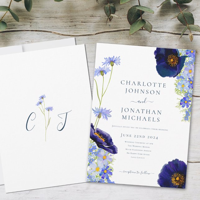Wildblumen Blau Rustikal Einladung (Elegant wildflower blue summer floral wedding invitation with bride and groom monogram initials)