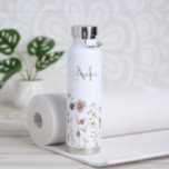 Wildblumen Boho Stilvoll mit Monogram Trinkflasche<br><div class="desc">Eine stilvolle Wasserflasche mit feminininer Boho Wildblumen Design und personalisiert mit Ihrem Monogramm Initial und Name. Die Wildblumen sind in sanften Pastelltönen in Rosa,  Perkellblau,  Gelb und Gelb gehalten,  mit zarten Stielen und Grünpflanzen. Eine Textvorlage wird zur Personalisierung mit Ihrem Namen und Monogramm Initial.</div>