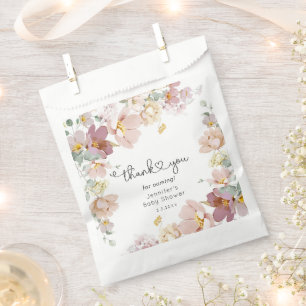 Wildblumen, die in blühenden Babyduschen gebacken Geschenktütchen