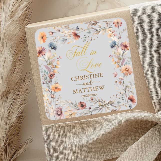 Wildblumen Gold 'Fall in Liebe' Elegante Hochzeit Quadratischer Aufkleber (Von Creator hochgeladen)