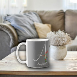 Wildblumen in Aquarellfarben schreiben eine graue Kaffeetasse