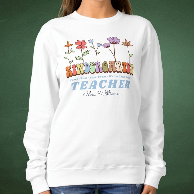 Wildblumen Personalisiert Kindergarten Lehrername Sweatshirt (Wildflowers Personalized Kindergarten Teacher Name Sweatshirt
)