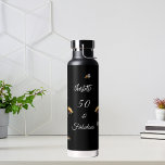 Wildblumen schwarz gelb 50 fabelhafte Geburtstage Trinkflasche<br><div class="desc">Schwarzer Hintergrund. Mit Bienen dekoriert und Wildblumen in Violett gestrichen. Personalisieren und fügen Sie einen Namen und Alter. Weißer Text.</div>