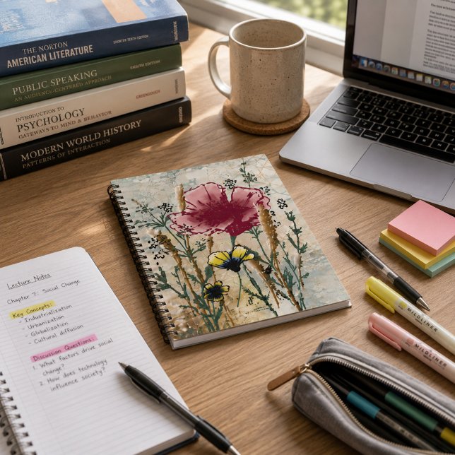 Wildblumen-Spiralblock Notizbuch (Wildflower spiral notebook on a college study desk with books, laptop, and school supplies.)