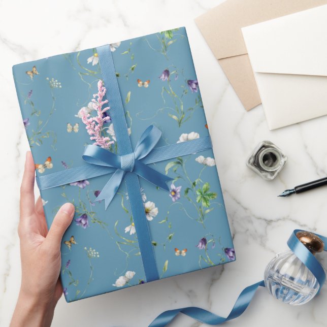 Wildblumen und Schmetterlinge auf blau Geschenkpapier (Schenken)
