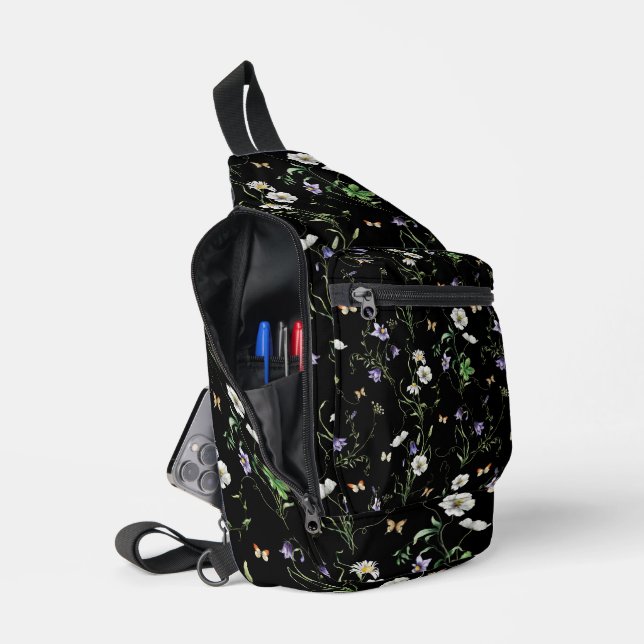 Wildblumen und Schmetterlinge auf Schwarz Crossbody Bag (Offen)