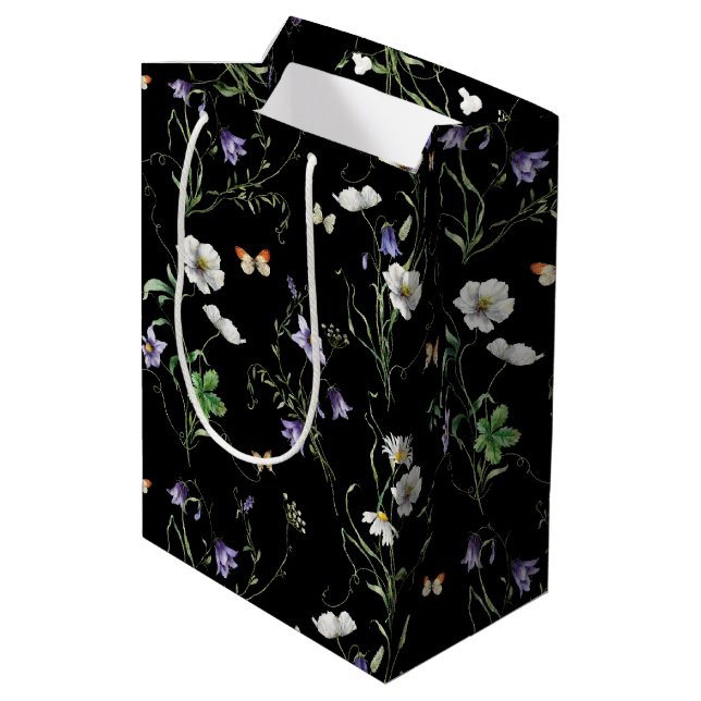 Wildblumen und Schmetterlinge auf Schwarz Mittlere Geschenktüte (Rückseite Schrägansicht)