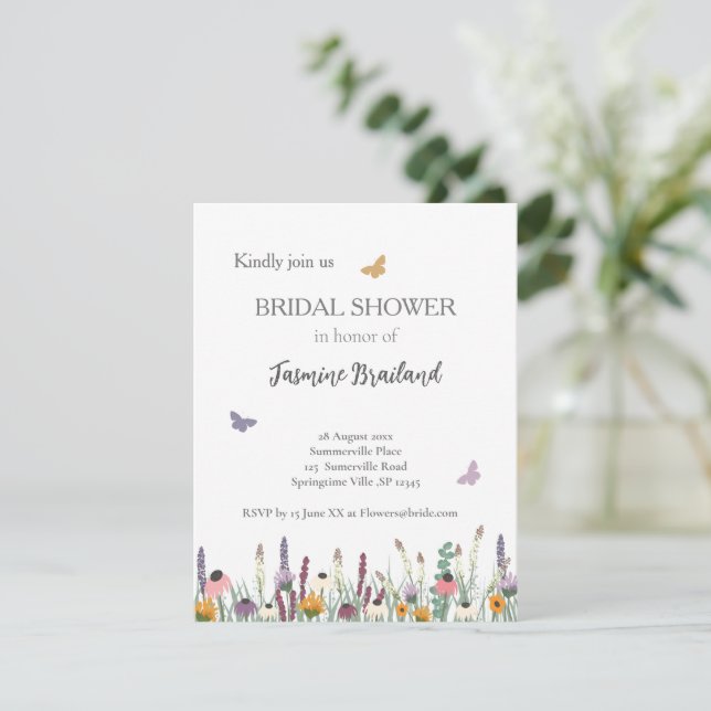 Wildblumen und Schmetterlinge Brautparty Einladung (Stehend Vorderseite)