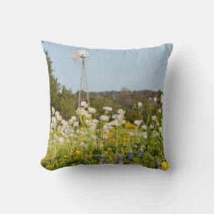 Wildblumen und Windmühle in Texas Hill Country Kissen