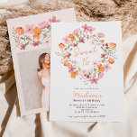 Wildblumen von Boho Foto Süß 16 Einladung<br><div class="desc">Erzählen Sie Ihren bevorstehenden Sweet 16 Geburtstag mit unseren boho-inspiriert Einladungen mit hübschen und charmanten Wildblumen in trendigen Erdtönen wie Orange, Salbei, Dunkelrot und staubige Rosa auf Weiß. Das moderne Pinselskript verleiht diesen einzigartigen Einladungen eine Touch Eleganz, die sich perfekt für jede Wiesen- oder Waldfeier eignet, ideal für Outdoor- und...</div>