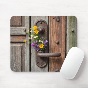 Wildblumenstrauß an rostigem Türgriff Mousepad