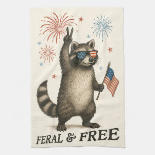 Wilde, aber freie Feuerwerke Wilde Raccoon 4. Juli Geschirrtuch