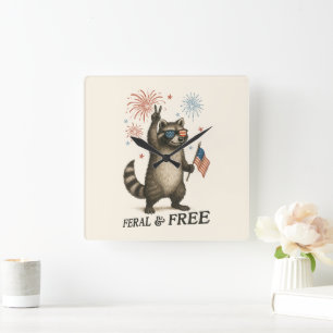 Wilde, aber freie Feuerwerke Wilde Raccoon 4. Juli Quadratische Wanduhr