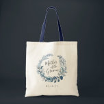 Wilde azurne Mutter des Grooms Tragetasche<br><div class="desc">Die Tasche ist ein Geschenk für die Bräutigam,  mit einem botanischen Kranz in Blau und Weiß,  der in handgeschriebenen Schriftzeichen mit "Mutter des Bräutigams" versehen ist. Personalisieren Sie Ihre Hochzeitsdaten oder den Namen des Empfängers unten.</div>
