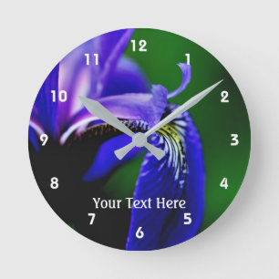 Wilde blaue Flaggen-Iris-Blumen-Blumenblatt-Natur Runde Wanduhr