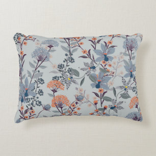 Wilde Blume auf blau, botanisch. Dekokissen