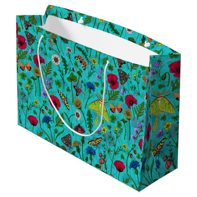 Wilde Blume und Motten auf aquamarin Große Geschenktüte (Rückseite Schrägansicht)