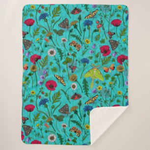 Wilde Blume und Motten auf aquamarin Sherpadecke