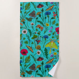 Wilde Blume und Motten auf aquamarin Strandtuch