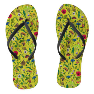 Wilde Blume und Motten auf Grün Flip Flops