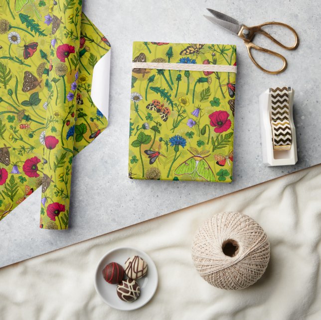Wilde Blume und Motten auf Grün Geschenkpapier (Basteln)