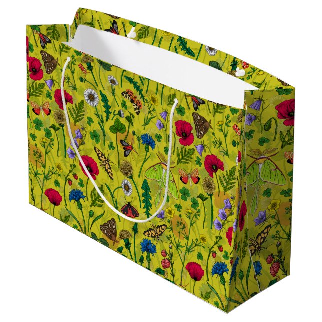Wilde Blume und Motten auf Grün Große Geschenktüte (Rückseite Schrägansicht)