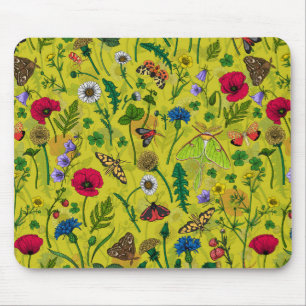 Wilde Blume und Motten auf Grün Mousepad