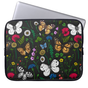 Wilde Blume und Schmetterlinge auf schwarz Laptopschutzhülle